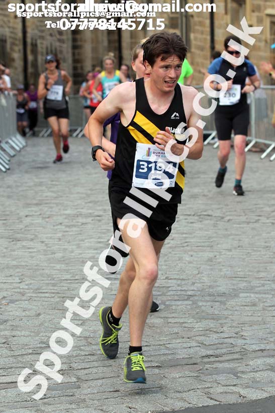 Finish of the Durham City Run 10k,  Durham City Run 5k and 10k. Photo: David T. Hewitson/Sports for All Pics